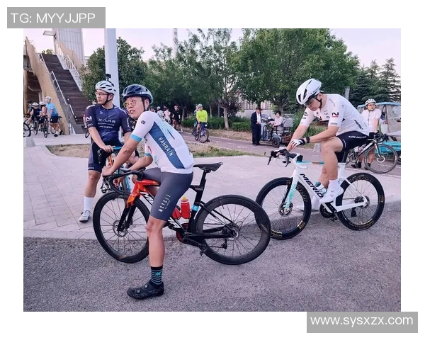 马奎斯与足球明星骑行探险共享激情与友谊的旅程